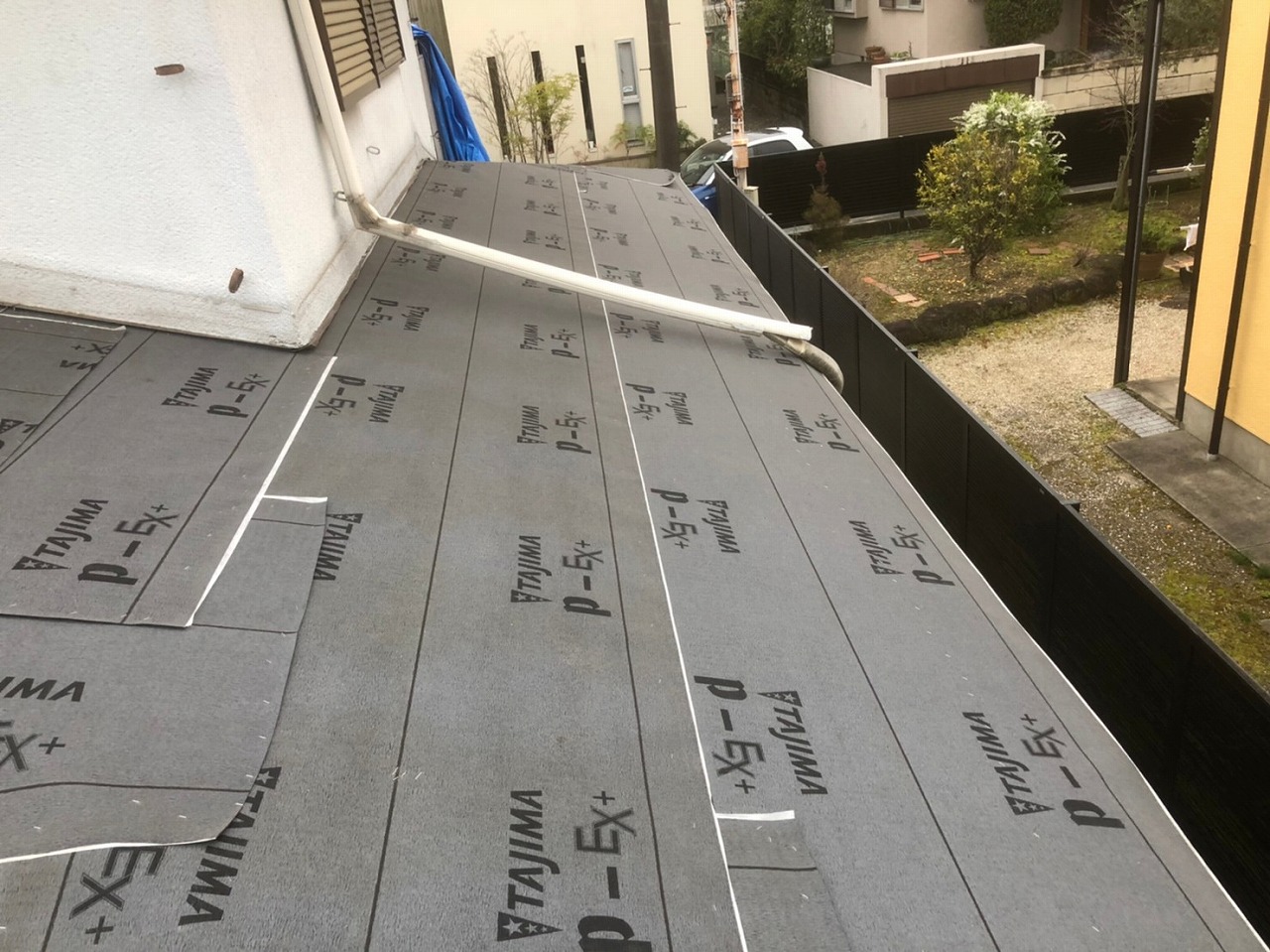 生駒市の葺き替え工事、下屋根の新しい防水紙設置